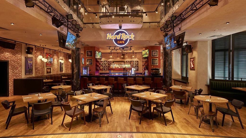 Komfortables und stilvolles Interieur des Restaurants Epqusinaglo